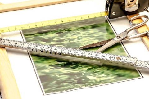 Bilder, Schere, Messwerkzeuge, um Bilder auf die richtigen Maße zu bringen