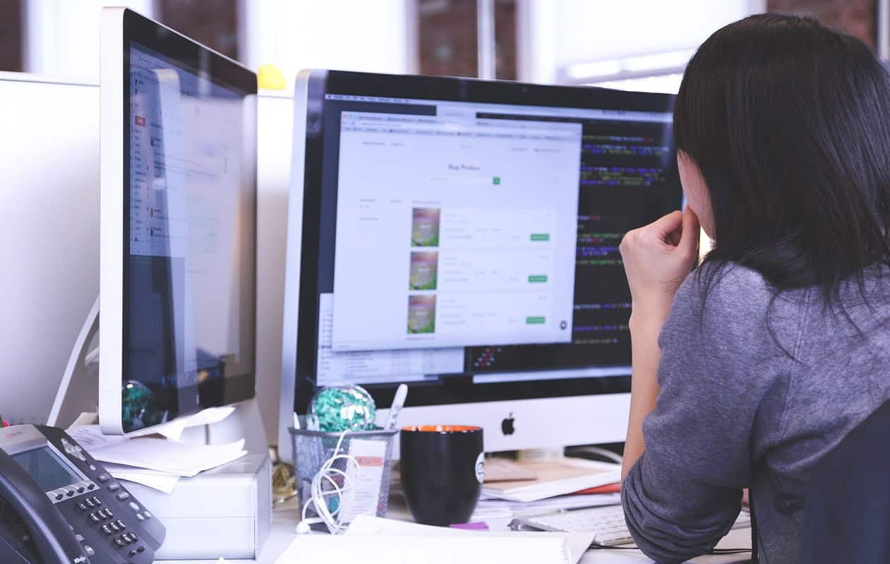 A businesswoman sitting in front of the computer - example image that SEO is important for small businesses